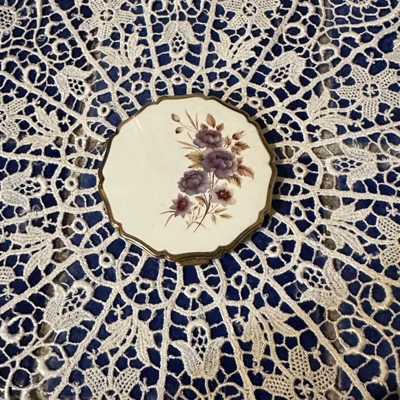 Stratton Compact in Gold w/ White Enamel & Lavender Rose / Vintage 50s England - Picture 6 of 9